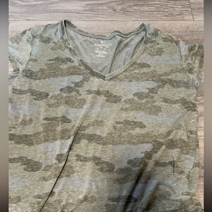 Ae camo v neck tshirt